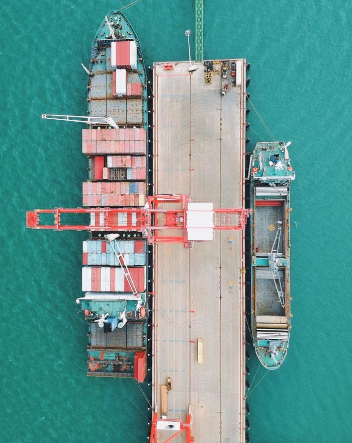 Container ships loading at port – China to Pakistan sea freight by Al Fajar International